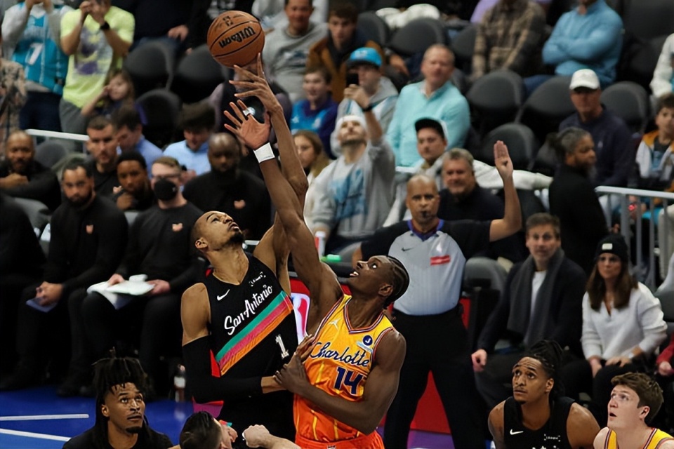 圣安东尼奥马刺围绕NBA常规赛主帅复盘风云突变夏洛特黄蜂赛后再遭质疑，里尔冲刺阶段内部沟通看傻球迷的简单介绍